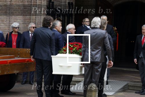 Laren 2 juni 2022
Begrafenis / dienst van Willibrord Frequin in de Sint Jansbasiliek in Laren . oa Aad Ouborg Louis Frequin en Guido Maas droegen de kist
