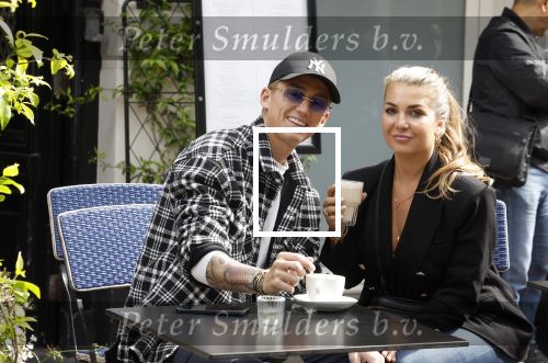 Amsterdam 30 mei 2022
Mart Hoogkamer met zijn vriendin Jennifer v Ooijen op terras op de pc hooftstraat