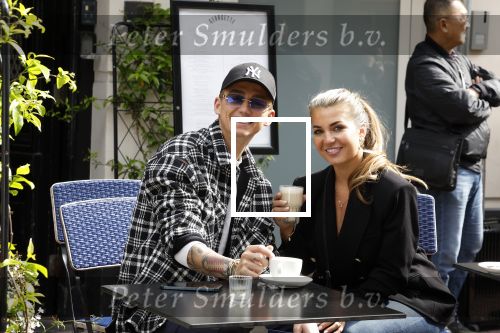 Amsterdam 30 mei 2022
Mart Hoogkamer met zijn vriendin Jennifer v Ooijen op terras op de pc hooftstraat