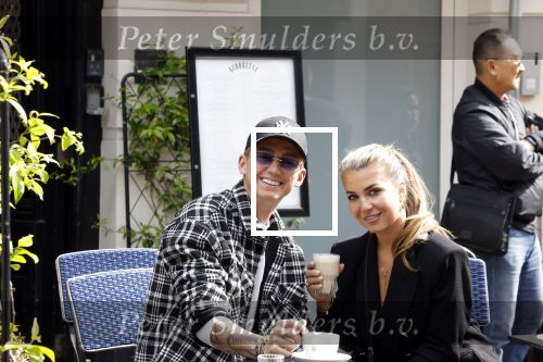 Amsterdam 30 mei 2022
Mart Hoogkamer met zijn vriendin Jennifer v Ooijen op terras op de pc hooftstraat