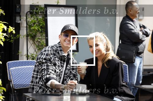 Amsterdam 30 mei 2022
Mart Hoogkamer met zijn vriendin Jennifer v Ooijen op terras op de pc hooftstraat