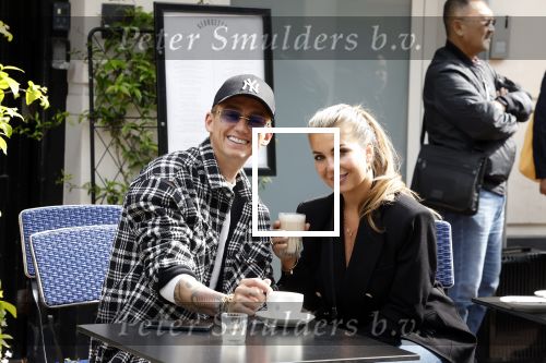 Amsterdam 30 mei 2022
Mart Hoogkamer met zijn vriendin Jennifer v Ooijen op terras op de pc hooftstraat
