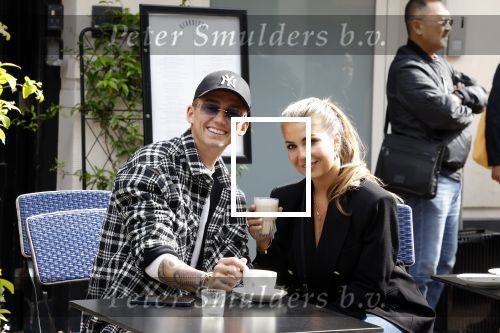 Amsterdam 30 mei 2022
Mart Hoogkamer met zijn vriendin Jennifer v Ooijen op terras op de pc hooftstraat