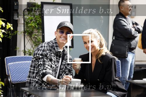 Amsterdam 30 mei 2022
Mart Hoogkamer met zijn vriendin Jennifer v Ooijen op terras op de pc hooftstraat