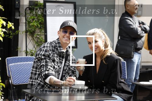 Amsterdam 30 mei 2022
Mart Hoogkamer met zijn vriendin Jennifer v Ooijen op terras op de pc hooftstraat
