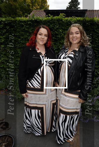 Huizen 25 mei 2022
Feestje ivm de nieuwe TLC serie van Louisa en Rowan op z\'n Gooisch. Louisa Janssen en haar man Rowan . Mathilde Keuter (zwanger) en haar zus Gerda Keuter