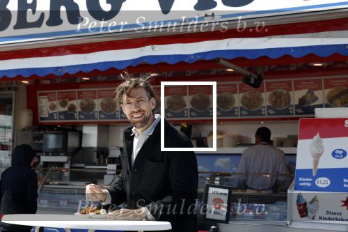 Zandvoort 25 mei 2022
Mattie Valk eet visje aan zee in Zandvoort.