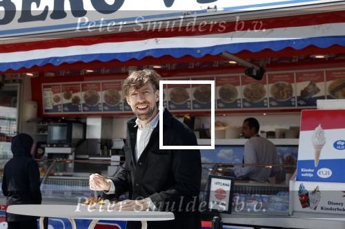 Zandvoort 25 mei 2022
Mattie Valk eet visje aan zee in Zandvoort.