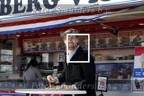 Zandvoort 25 mei 2022
Mattie Valk eet visje aan zee in Zandvoort.