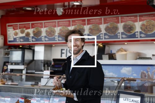 Zandvoort 25 mei 2022
Mattie Valk eet visje aan zee in Zandvoort.