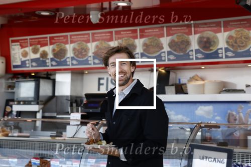 Zandvoort 25 mei 2022
Mattie Valk eet visje aan zee in Zandvoort.