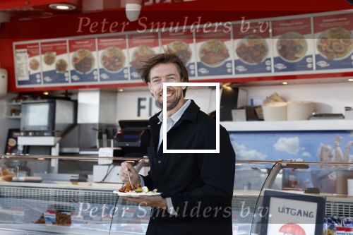 Zandvoort 25 mei 2022
Mattie Valk eet visje aan zee in Zandvoort.