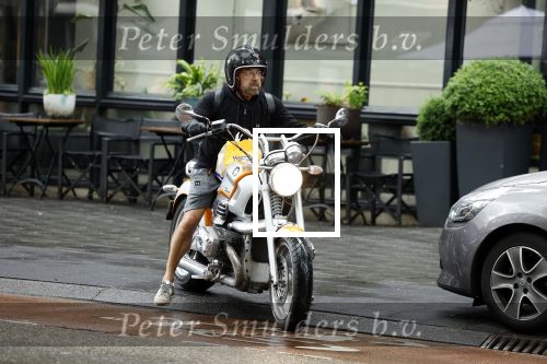 Amsterdam 8 juni 2022
Oscar Hammerstein doet boodschappen op zijn BMW Motor en draagt een korte broek.