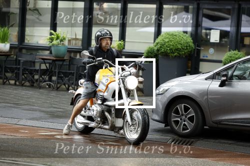 Amsterdam 8 juni 2022
Oscar Hammerstein doet boodschappen op zijn BMW Motor en draagt een korte broek.
