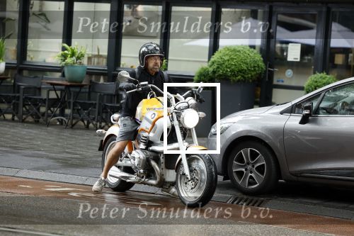 Amsterdam 8 juni 2022
Oscar Hammerstein doet boodschappen op zijn BMW Motor en draagt een korte broek.
