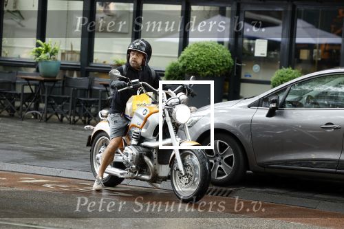 Amsterdam 8 juni 2022
Oscar Hammerstein doet boodschappen op zijn BMW Motor en draagt een korte broek.