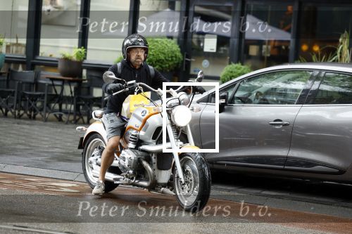 Amsterdam 8 juni 2022
Oscar Hammerstein doet boodschappen op zijn BMW Motor en draagt een korte broek.