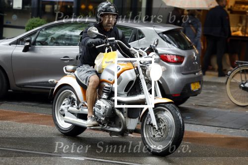 Amsterdam 8 juni 2022
Oscar Hammerstein doet boodschappen op zijn BMW Motor en draagt een korte broek.