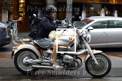 Amsterdam 8 juni 2022
Oscar Hammerstein doet boodschappen op zijn BMW Motor en draagt een korte broek.