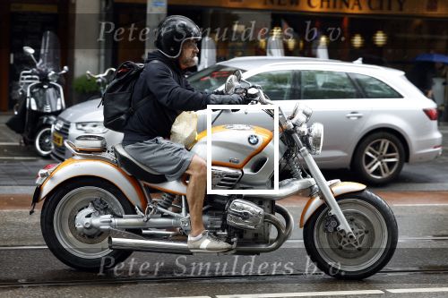 Amsterdam 8 juni 2022
Oscar Hammerstein doet boodschappen op zijn BMW Motor en draagt een korte broek.