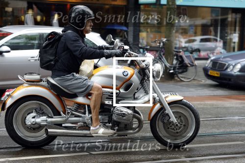 Amsterdam 8 juni 2022
Oscar Hammerstein doet boodschappen op zijn BMW Motor en draagt een korte broek.