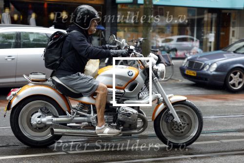 Amsterdam 8 juni 2022
Oscar Hammerstein doet boodschappen op zijn BMW Motor en draagt een korte broek.