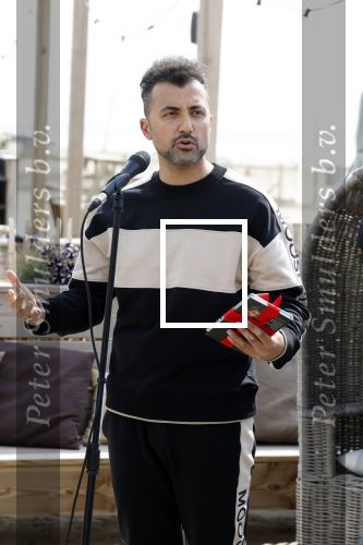 Zandvoort 31 mei 2022
Presentatie boek waar Matthijs v Nieuwkerk de mooiste verhalen voor uitgekozen heeft. 
Ozcan Akyol