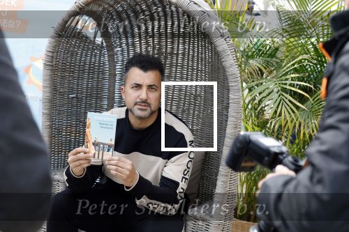 Zandvoort 31 mei 2022
Presentatie boek waar Matthijs v Nieuwkerk de mooiste verhalen voor uitgekozen heeft. 
Ozcan Akyol