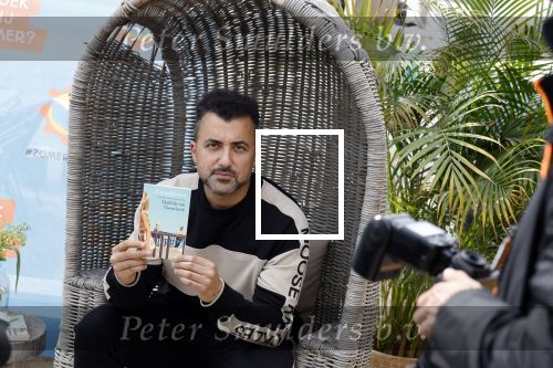 Zandvoort 31 mei 2022
Presentatie boek waar Matthijs v Nieuwkerk de mooiste verhalen voor uitgekozen heeft. 
Ozcan Akyol