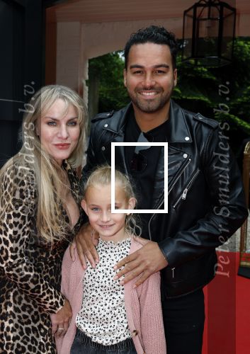 Huizen 25 mei 2022
Feestje ivm de nieuwe TLC serie van Louisa en Rowan op z\'n Gooisch. Louisa Jansen en haar man Rowan . Deon leon en zijn vrouw Rachel Kramer en hun dochter