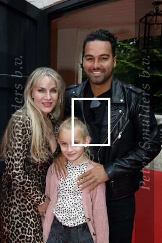 Huizen 25 mei 2022
Feestje ivm de nieuwe TLC serie van Louisa en Rowan op z\'n Gooisch. Louisa Jansen en haar man Rowan . Deon leon en zijn vrouw Rachel Kramer en hun dochter