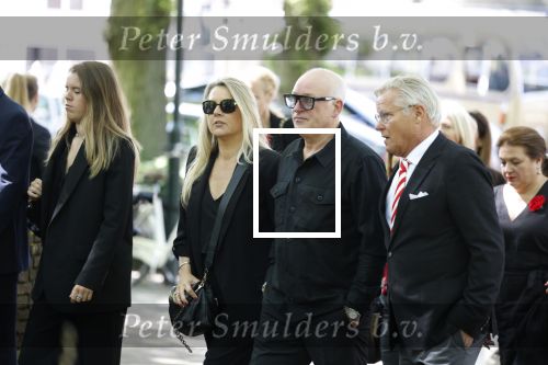 Laren 2 juni 2022
Begrafenis / dienst van Willibrord Frequin in de Sint Jansbasiliek in Laren . Rene v d Gijp kwam met zijn vrouw zoon en stiefdochter