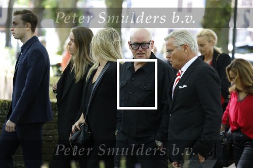 Laren 2 juni 2022
Begrafenis / dienst van Willibrord Frequin in de Sint Jansbasiliek in Laren . Rene v d Gijp kwam met zijn vrouw zoon en stiefdochter