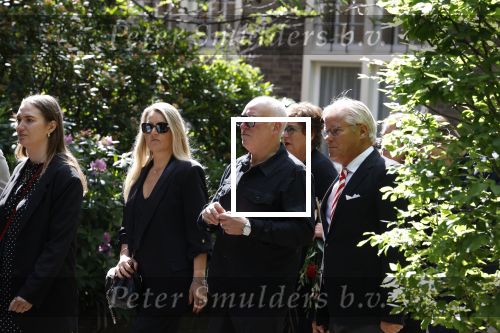 Laren 2 juni 2022
Begrafenis / dienst van Willibrord Frequin in de Sint Jansbasiliek in Laren . Rene v d Gijp kwam met zijn vrouw zoon en stiefdochter