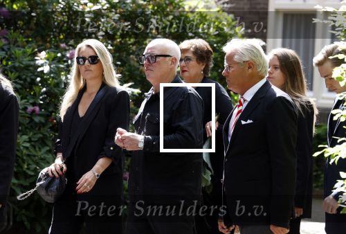 Laren 2 juni 2022
Begrafenis / dienst van Willibrord Frequin in de Sint Jansbasiliek in Laren . Rene v d Gijp kwam met zijn vrouw zoon en stiefdochter