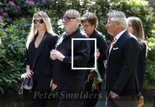 Laren 2 juni 2022
Begrafenis / dienst van Willibrord Frequin in de Sint Jansbasiliek in Laren . Rene v d Gijp kwam met zijn vrouw zoon en stiefdochter