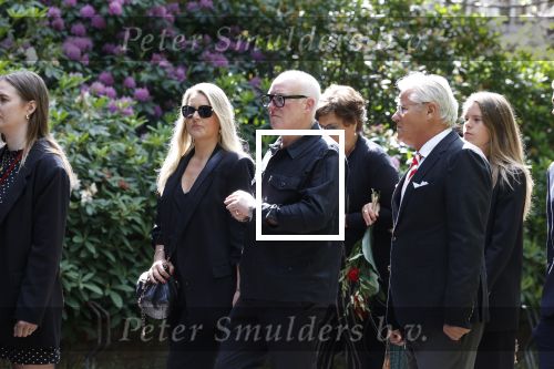 Laren 2 juni 2022
Begrafenis / dienst van Willibrord Frequin in de Sint Jansbasiliek in Laren . Rene v d Gijp kwam met zijn vrouw zoon en stiefdochter