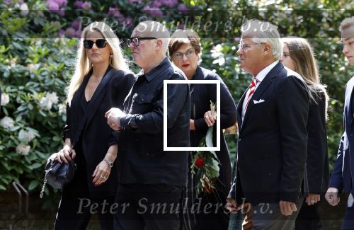Laren 2 juni 2022
Begrafenis / dienst van Willibrord Frequin in de Sint Jansbasiliek in Laren . Rene v d Gijp kwam met zijn vrouw zoon en stiefdochter