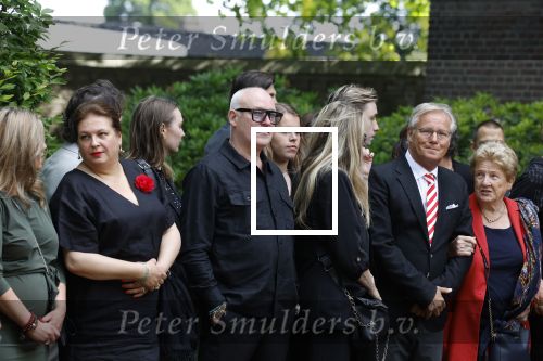 Laren 2 juni 2022
Begrafenis / dienst van Willibrord Frequin in de Sint Jansbasiliek in Laren . Rene v d Gijp kwam met zijn vrouw zoon en stiefdochter