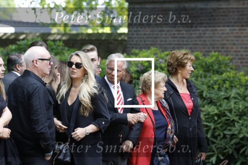 Laren 2 juni 2022
Begrafenis / dienst van Willibrord Frequin in de Sint Jansbasiliek in Laren . Rene v d Gijp kwam met zijn vrouw zoon en stiefdochter