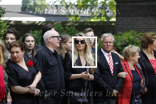 Laren 2 juni 2022
Begrafenis / dienst van Willibrord Frequin in de Sint Jansbasiliek in Laren . Rene v d Gijp kwam met zijn vrouw zoon en stiefdochter