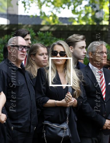 Laren 2 juni 2022
Begrafenis / dienst van Willibrord Frequin in de Sint Jansbasiliek in Laren . Rene v d Gijp kwam met zijn vrouw zoon en stiefdochter