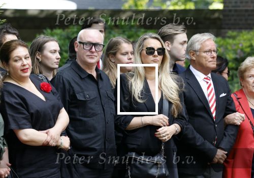 Laren 2 juni 2022
Begrafenis / dienst van Willibrord Frequin in de Sint Jansbasiliek in Laren . Rene v d Gijp kwam met zijn vrouw zoon en stiefdochter