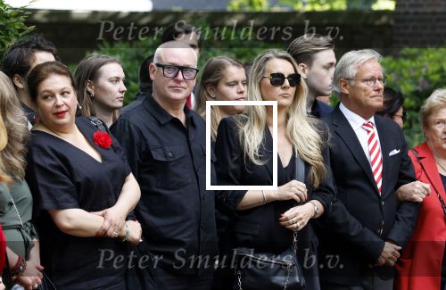 Laren 2 juni 2022
Begrafenis / dienst van Willibrord Frequin in de Sint Jansbasiliek in Laren . Rene v d Gijp kwam met zijn vrouw zoon en stiefdochter