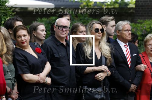 Laren 2 juni 2022
Begrafenis / dienst van Willibrord Frequin in de Sint Jansbasiliek in Laren . Rene v d Gijp kwam met zijn vrouw zoon en stiefdochter