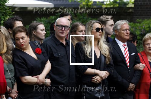 Laren 2 juni 2022
Begrafenis / dienst van Willibrord Frequin in de Sint Jansbasiliek in Laren . Rene v d Gijp kwam met zijn vrouw zoon en stiefdochter