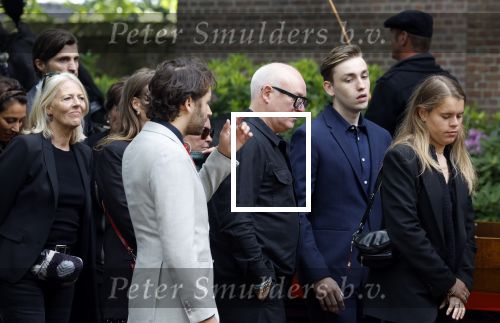 Laren 2 juni 2022
Begrafenis / dienst van Willibrord Frequin in de Sint Jansbasiliek in Laren . Rene v d Gijp kwam met zijn vrouw zoon en stiefdochter
