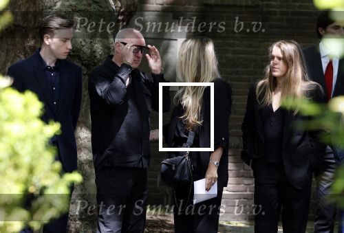 Laren 2 juni 2022
Begrafenis / dienst van Willibrord Frequin in de Sint Jansbasiliek in Laren . Rene v d Gijp kwam met zijn vrouw zoon en stiefdochter