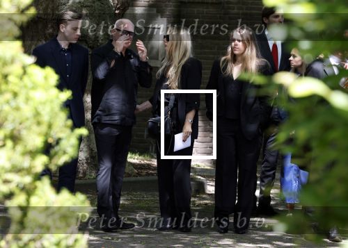 Laren 2 juni 2022
Begrafenis / dienst van Willibrord Frequin in de Sint Jansbasiliek in Laren . Rene v d Gijp kwam met zijn vrouw zoon en stiefdochter