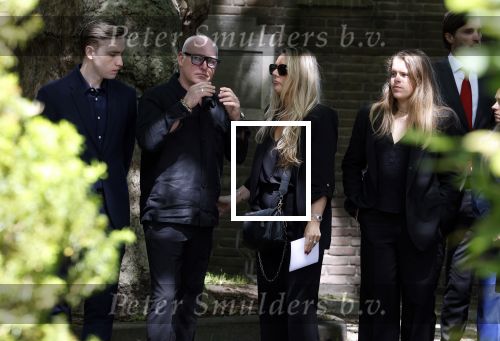 Laren 2 juni 2022
Begrafenis / dienst van Willibrord Frequin in de Sint Jansbasiliek in Laren . Rene v d Gijp kwam met zijn vrouw zoon en stiefdochter